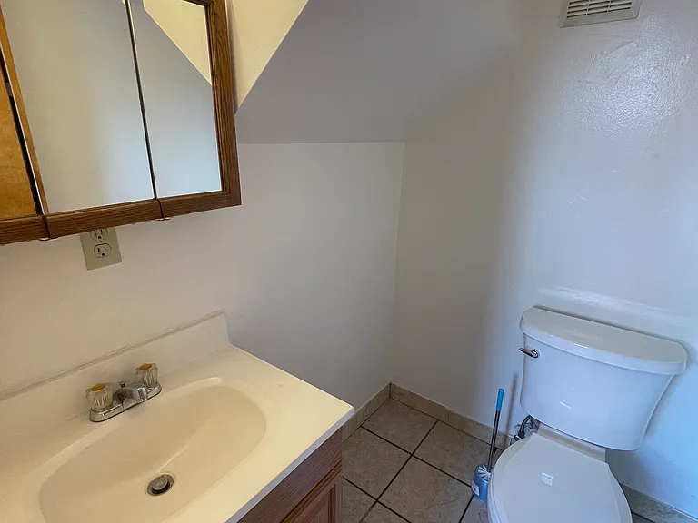 506 Athol Ave — Photo 6