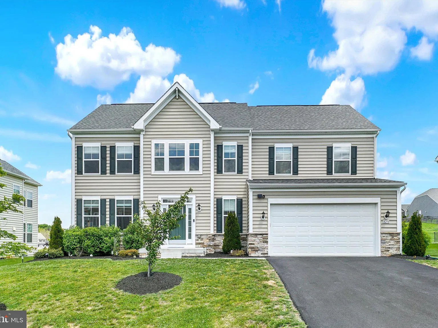 4 bed, 3.5 bath, 3930 sqft, $3,600 — Photo 2