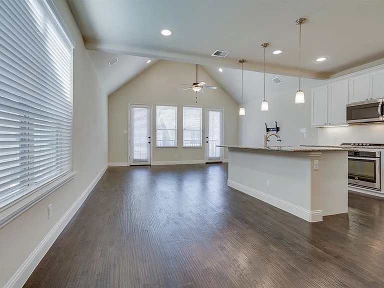 4221 Broadway Ave — Photo 10