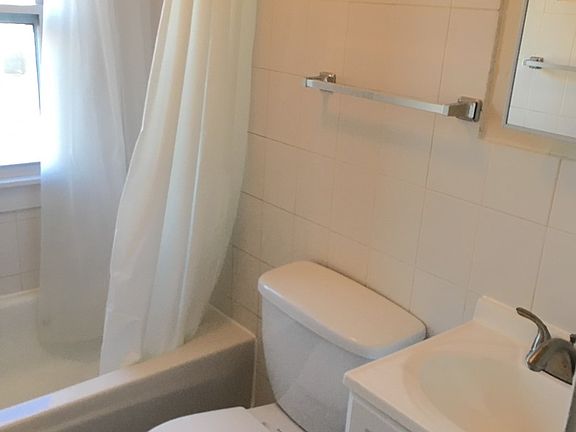 4th image of 1203 Victoria Ave APT 2R