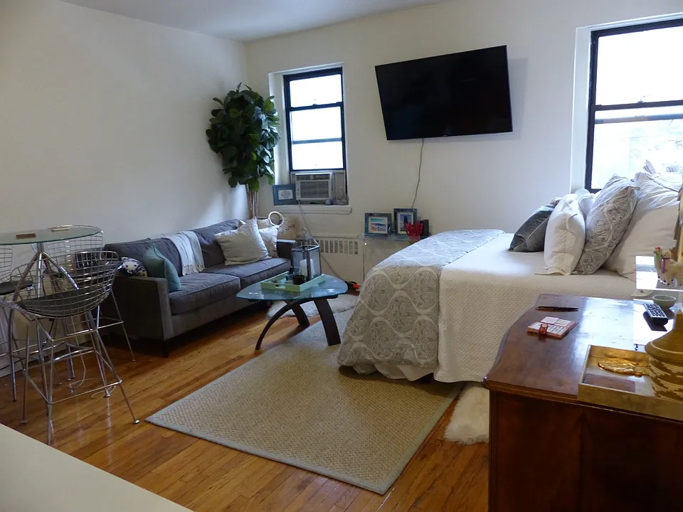364 W 19th St #1D
