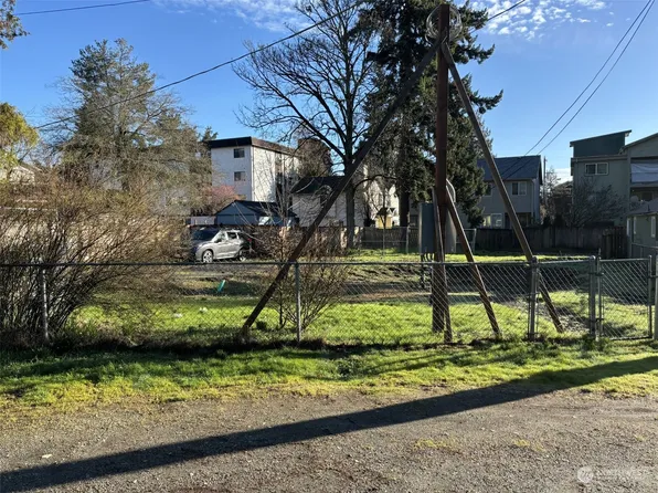 12036 Hiram Place NE, Seattle, WA 98125