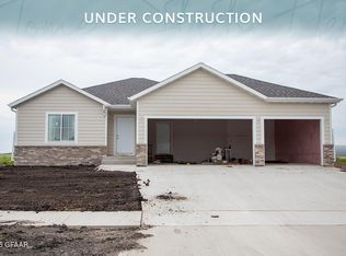 401 Wren Dr, Grand Forks, ND 58201