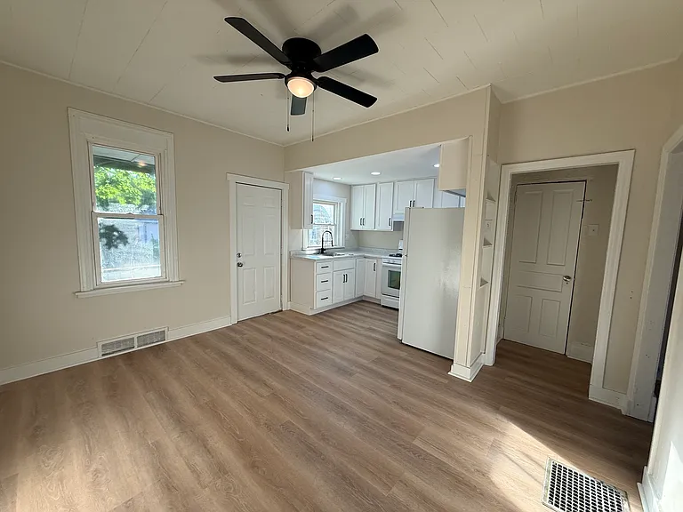1005 Victoria Ave — Photo 8