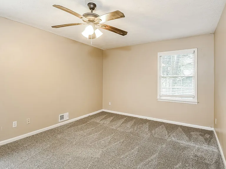 2906 Elizabeth Ln — Photo 10