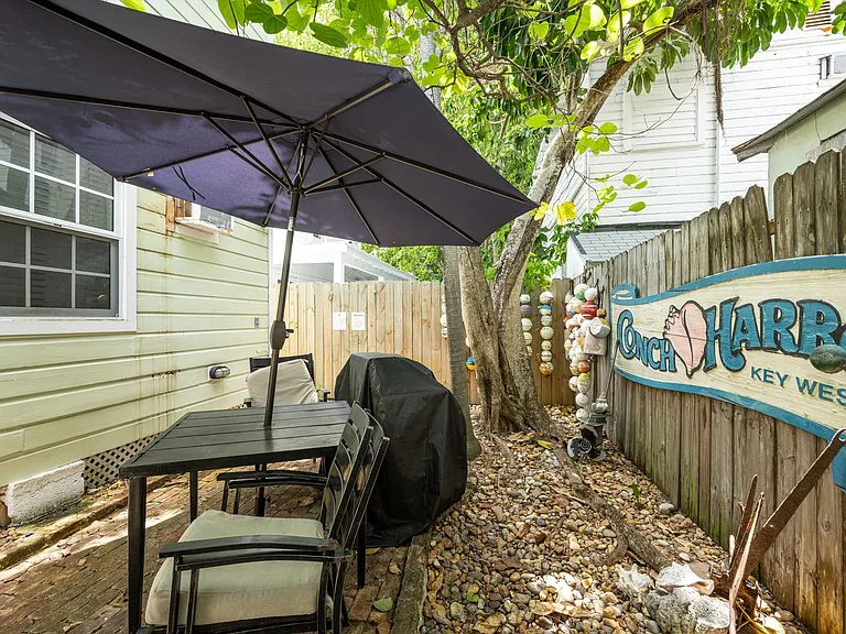 415 Julia St — Photo 25
