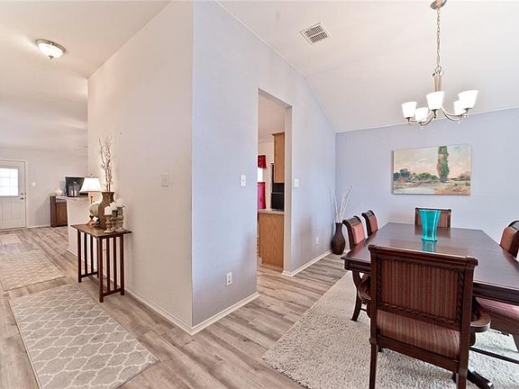 3rd image of 3008 Creekwood Dr