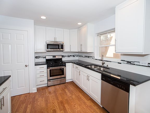 3rd image of 8318 S Komensky Ave