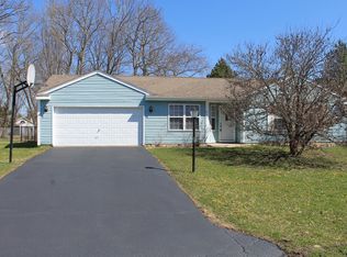 912 Victoria Dr, Island Lake, IL 60042
