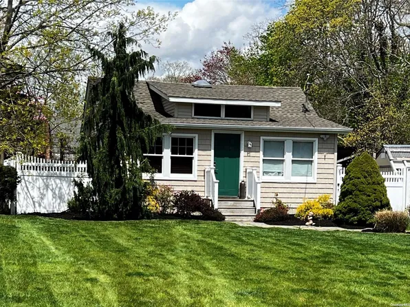 15 Charles Place, Center Moriches, NY 11934
