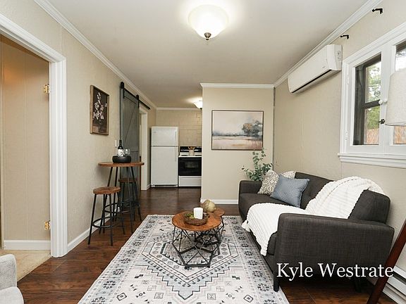 5th image of 370 W Franklin St