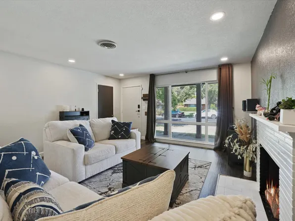 414 E Benjamin Holt Dr, Stockton, CA 95207