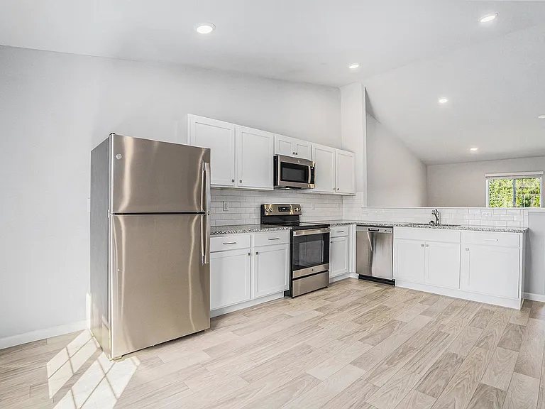 16507 Bedington Dr — Photo 3