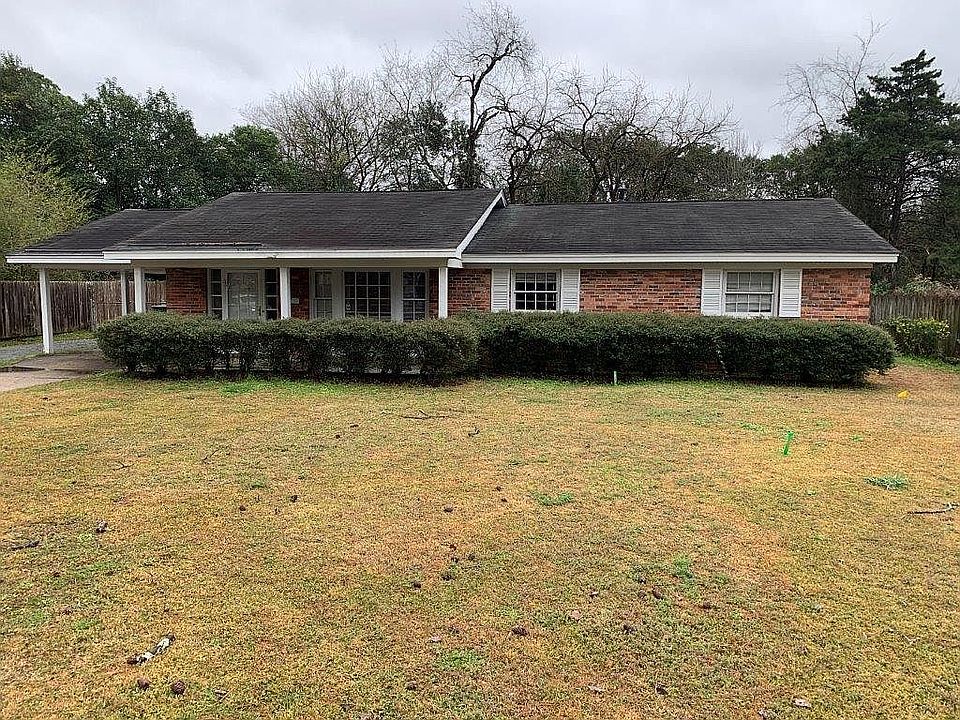 Street view & front yard