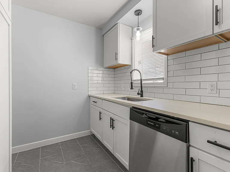 21311 Outer Dr — Photo 9