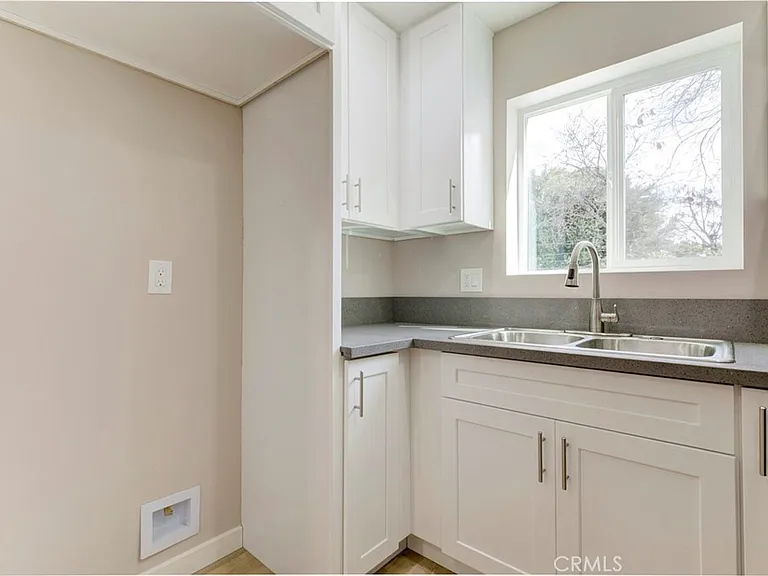 15557 Wyandotte St — Photo 9
