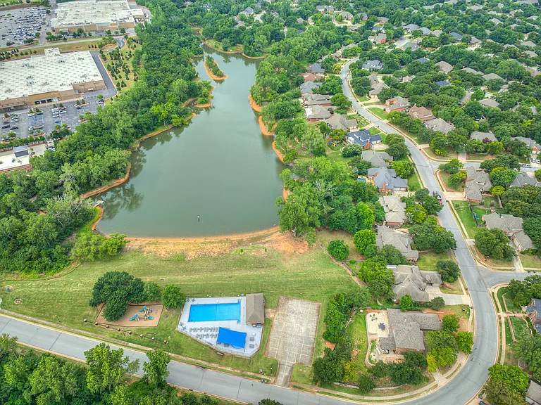 1104 Fox Lake Ln — Photo 3