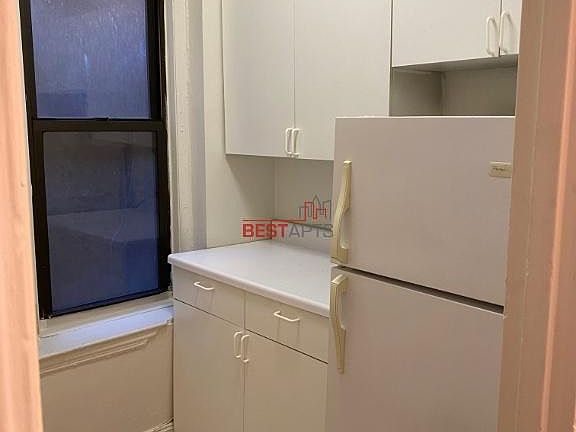 5th image of 220 E 52nd St APT 3C