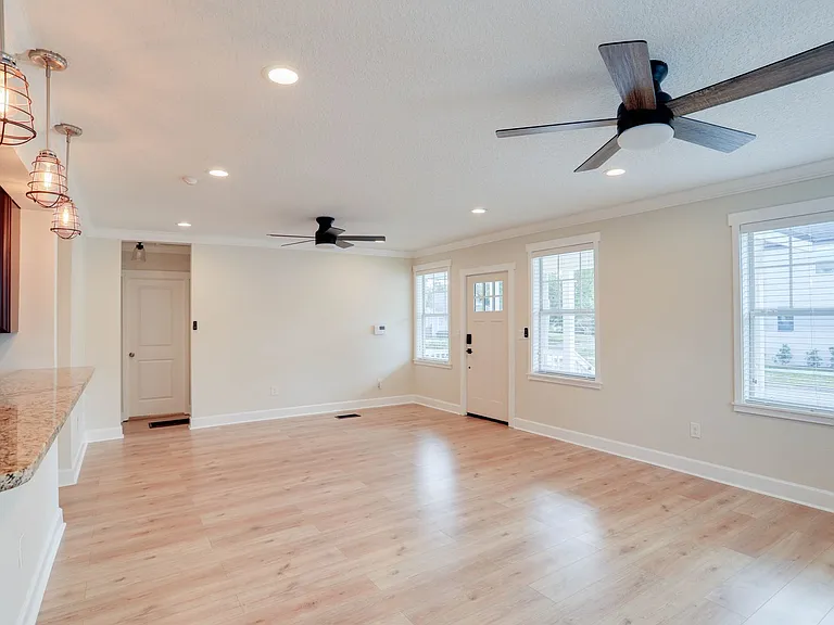 1033 N Hampton Ave — Photo 9