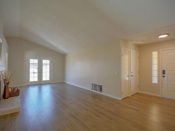 3rd image of 15275 Kern Ave