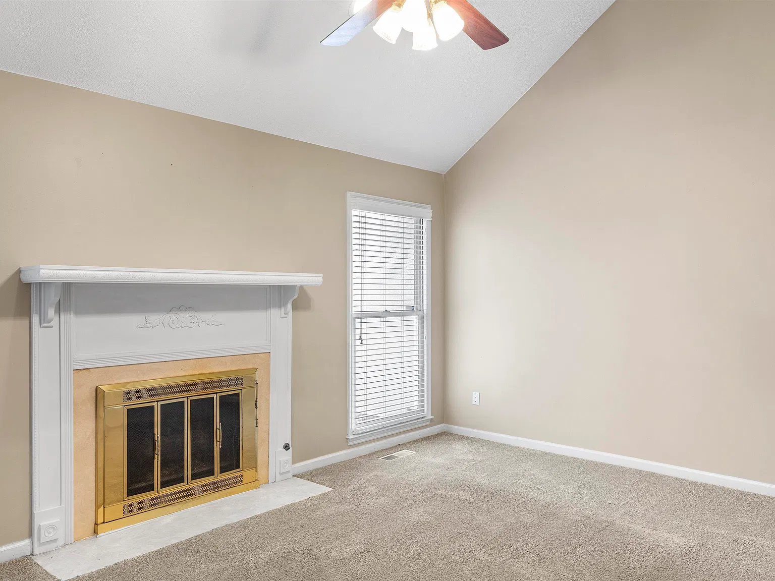 3 bed, 2.5 bath, 3190 sqft, $1,950 — Photo 3