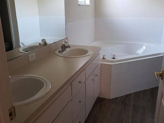 4th image of 538 Terranova Cir