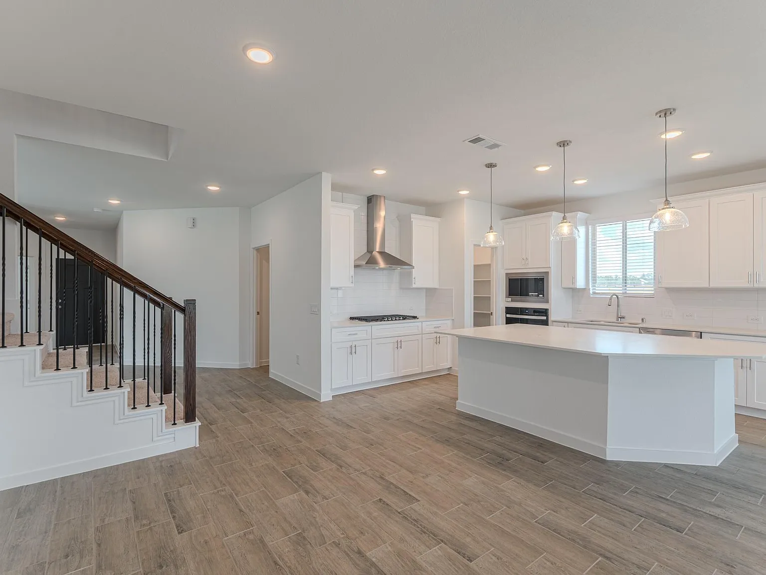 4 bed, 4.0 bath, 2947 sqft, $3,300 — Photo 4