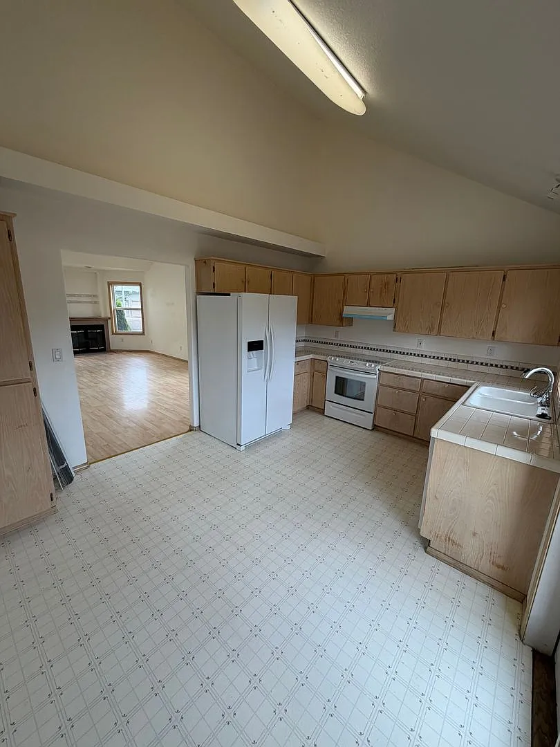 Beautiful Single Family Home In Beaverton Showings Start 7/6 — Photo 4