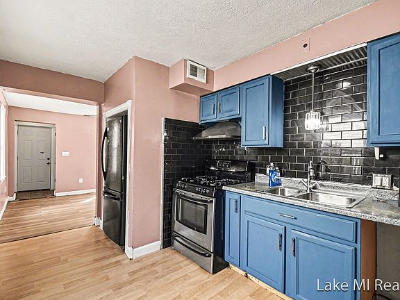 3rd image of 905 Dickinson St SE