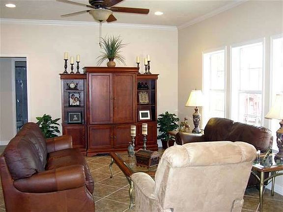 2nd image of 805 W Avenue C