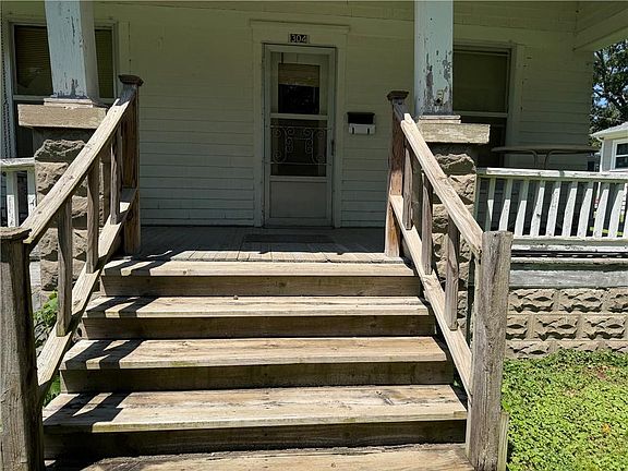 4th image of 304 S Elm St