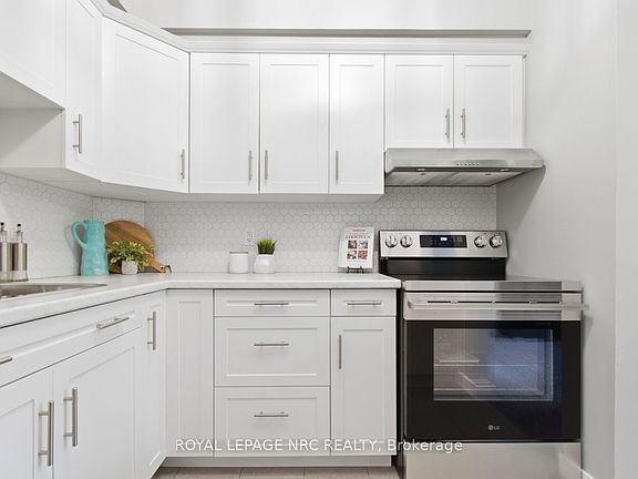 3rd image of 72 Main St E #106