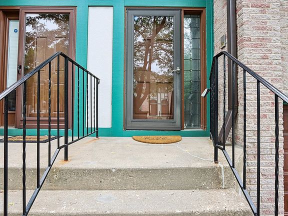 4th image of 907 W Essex Pl #907