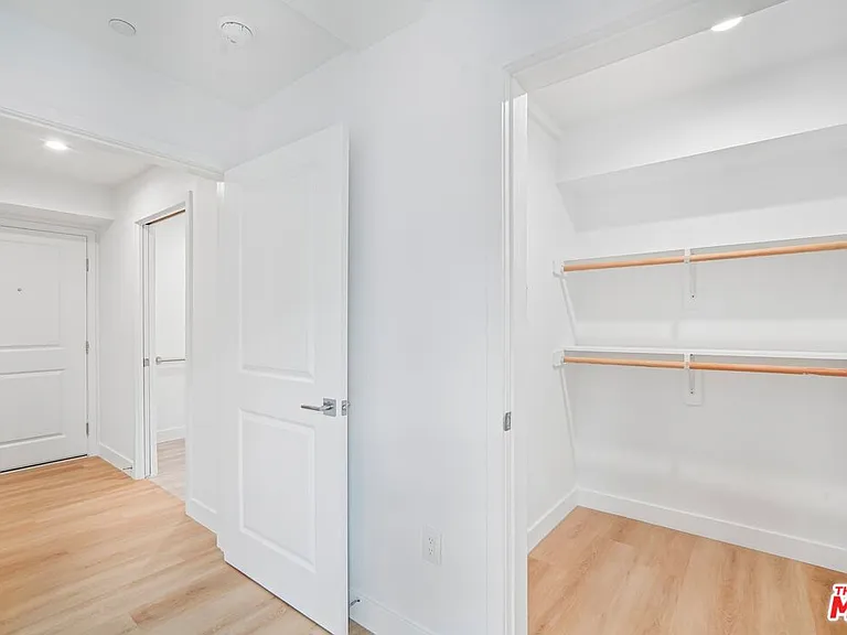 3221 W 71st St — Photo 17