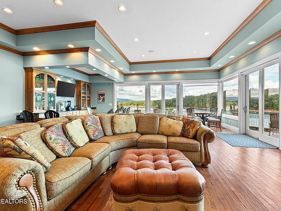 51st image of 643 Crown Pointe Rd