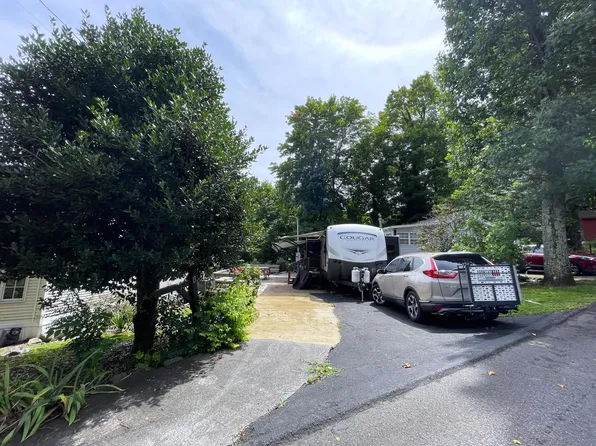 5355 Parkway E, Cosby, TN 37722