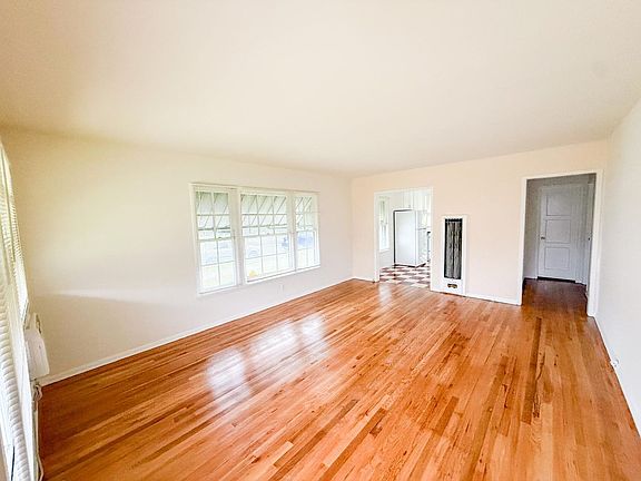 3rd image of 7020-7022-12 Hazeltine Ave