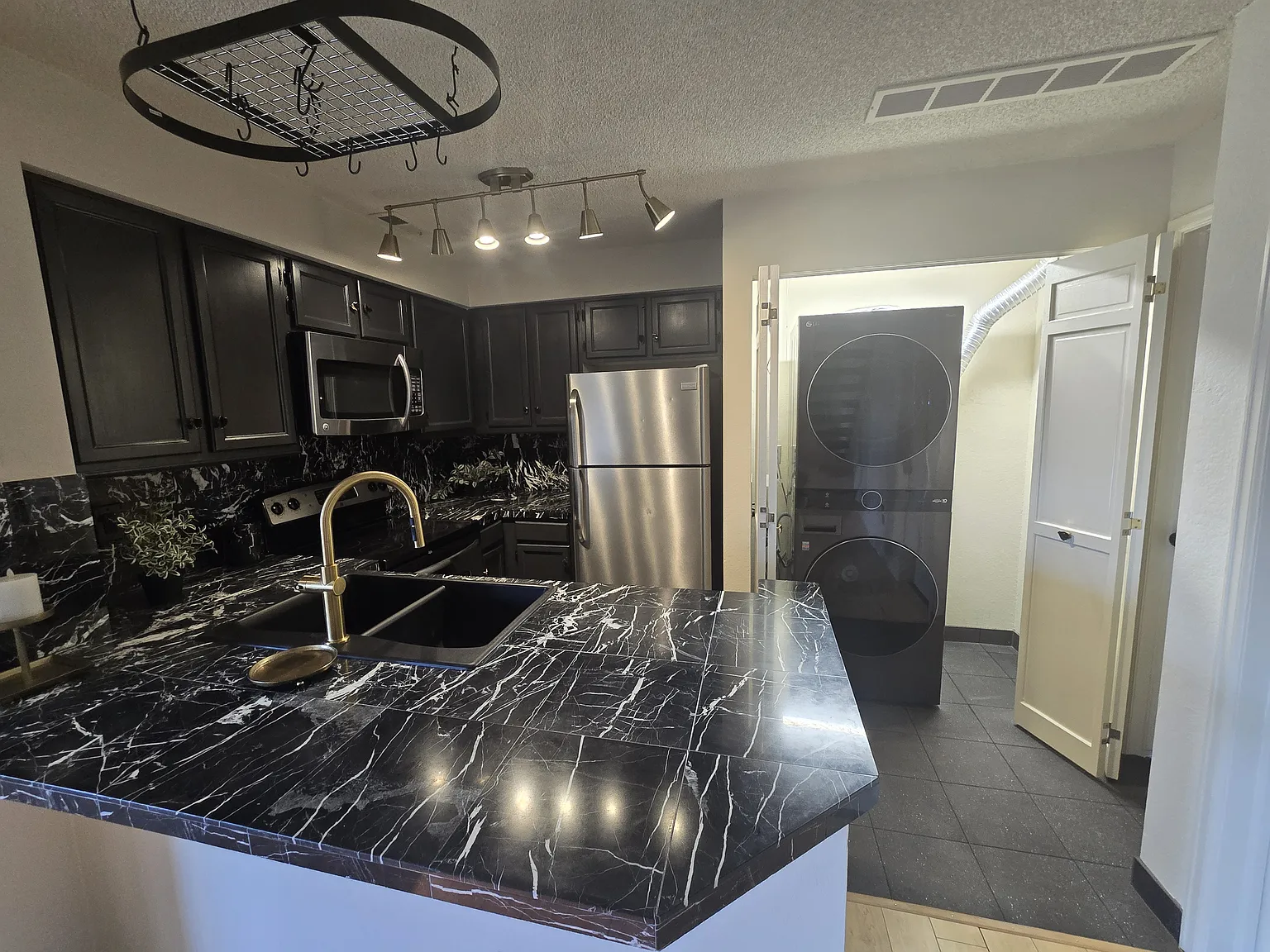 2 bed, 740 sqft, $1,900 — Photo 3
