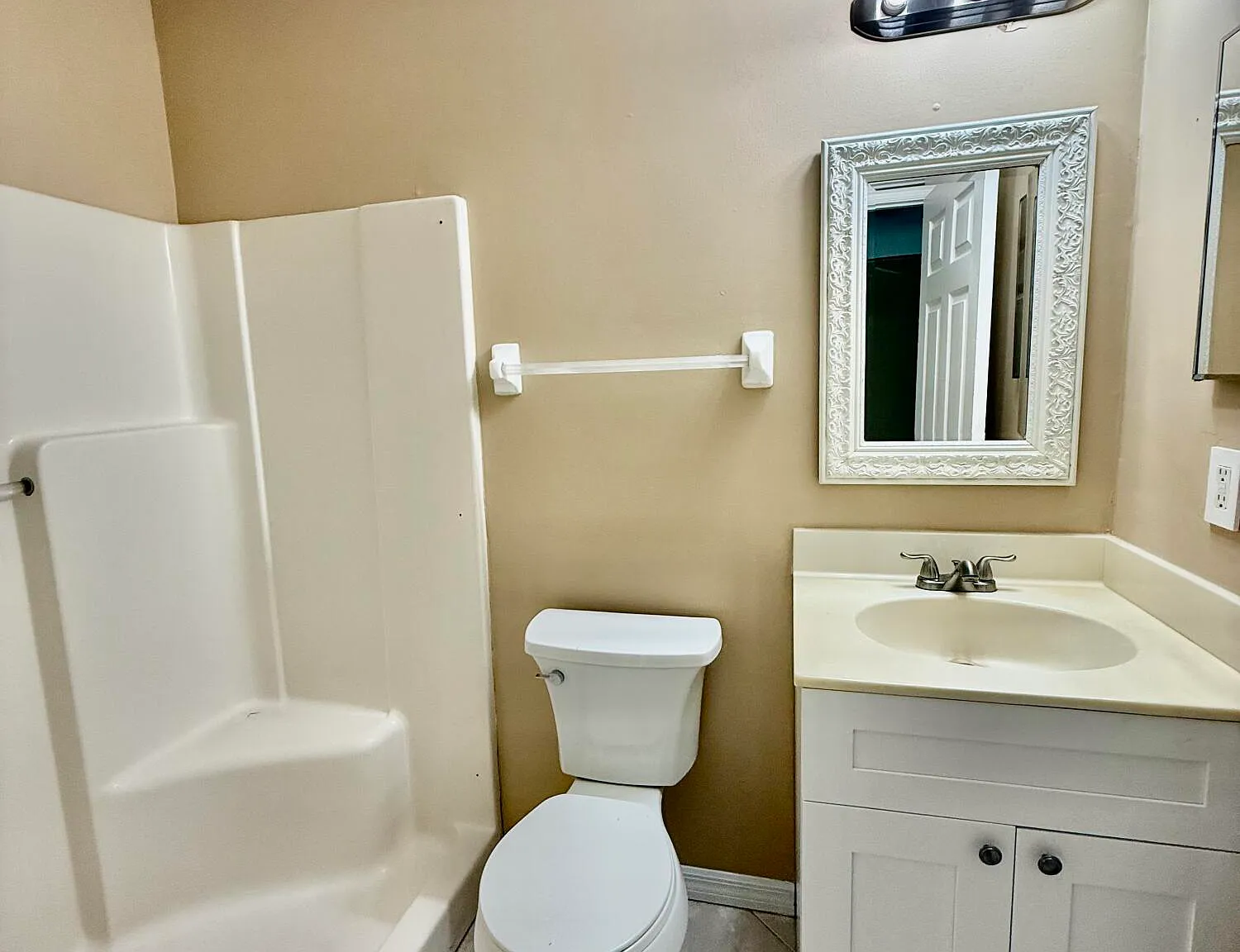 3 bed, 2.0 bath, 1219 sqft, $2,400 — Photo 4