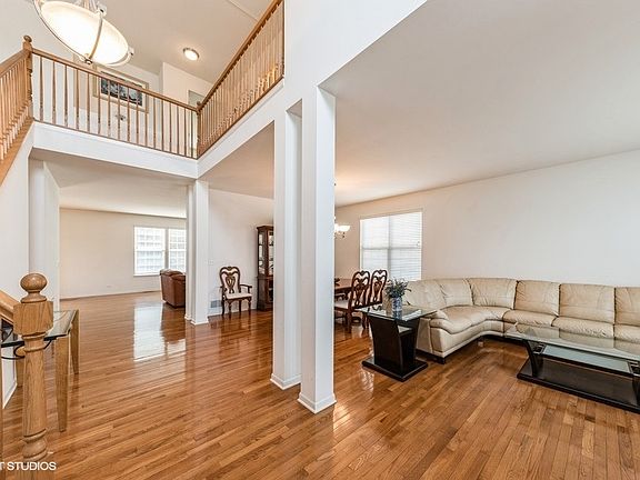 2nd image of 617 Versailles Dr