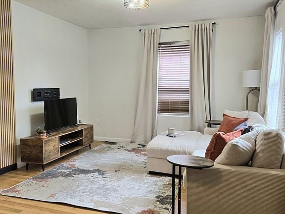 2nd image of 407 Washington St APT 2