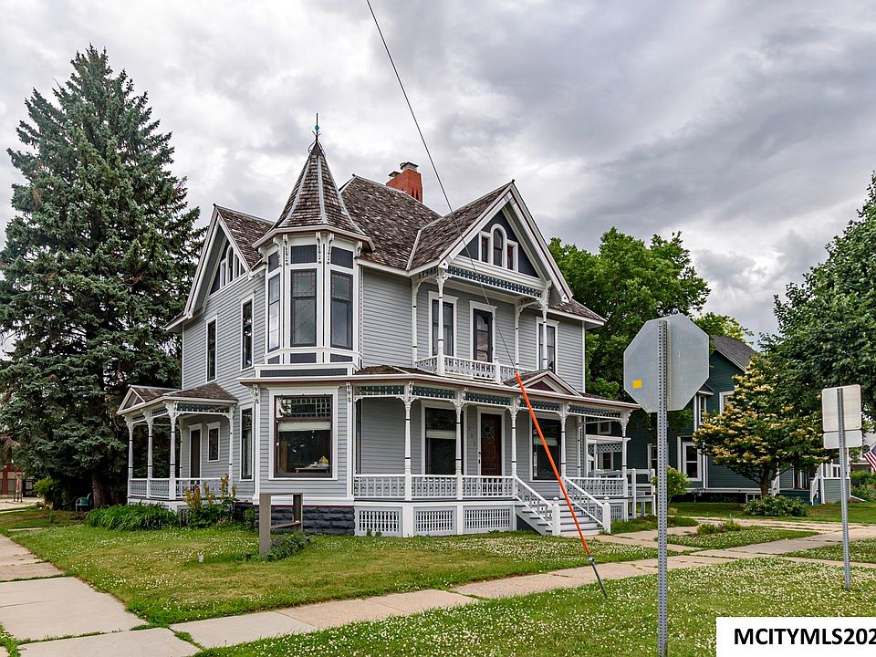 1st image of 202 2nd St SE
