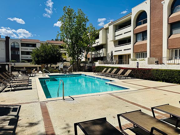 3rd image of 21620 Burbank Blvd Unit 5