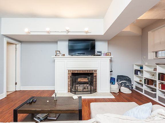 4th image of 3608 N Pine Grove Ave APT B7
