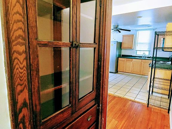 4th image of 1814 Summit St #1818