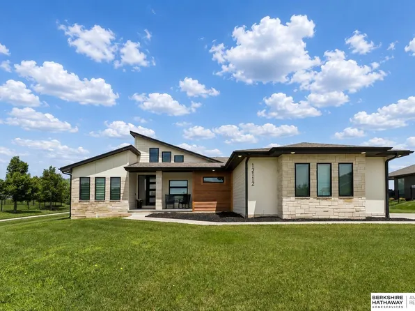 12112 Carpenter St, Papillion, NE 68046