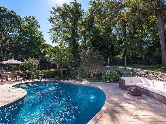 3rd image of 6 Deer Park Ln