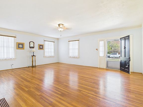 4th image of 906 Josephine St