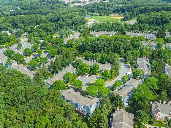 4th image of 54 Woodledge Ct