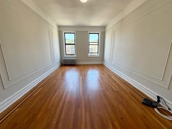 1825 Riverside Drive image 1 of 8